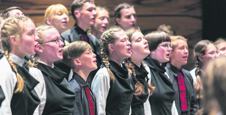Der Chor «Shchedryk» aus Kiew gastiert anlässlich des Europäischen Jugendchorfestivals in Möhlin. Die Jugendlichen übernachten bei Gastfamilien aus der Umgebung. Fotos: zVg/Ronny Wittenwiler