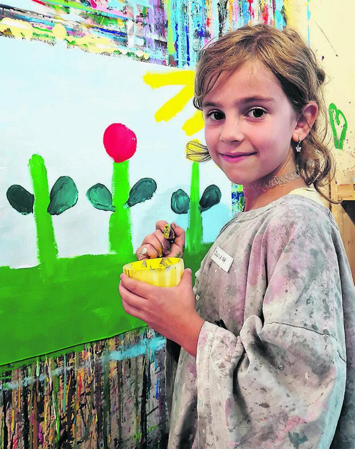 Dass Juliana (7) gerne malt, steht ihr ins Gesicht geschrieben. Foto: Yasmin Malard