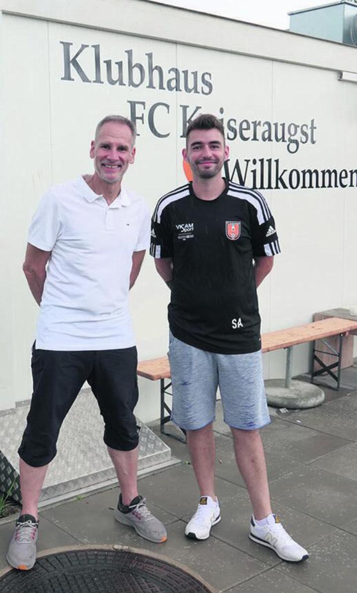 Ein eigenes Zuhause für den FC Kaiseraugst: Stephan Eyer und Simi Arces vor dem Klubhaus. Foto: Valentin Zumsteg