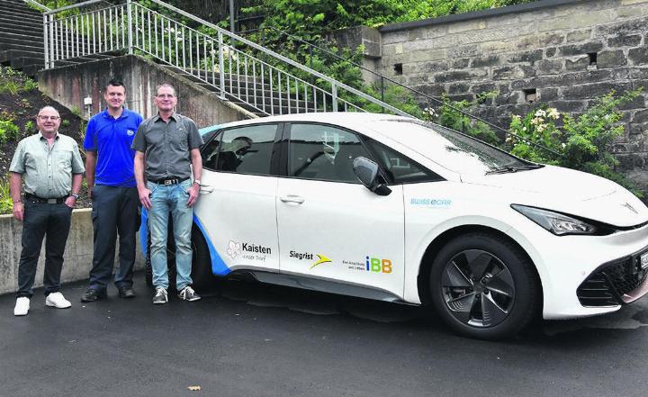 Gemeinderat Willy Burkhalter (von links), Lukas Balcon (Elektro-Sicherheitsberater bei IBB Energie AG) und Silvan Erni vor dem gemeinsam gesponserten E-Auto in Kaisten. Foto: Susanne Hörth