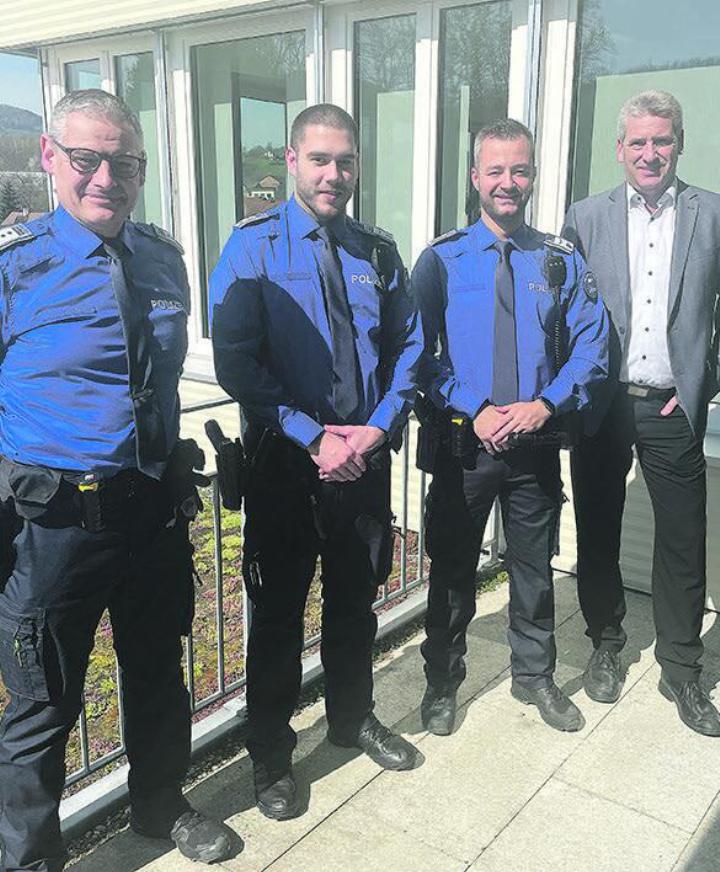 Polizeichef Oblt Werner Bertschi (von links), Gfr Keenan Feisst, Gfr Patrick Sangiovanni und Gemeindeammann Daniel Suter. Foto: zVg