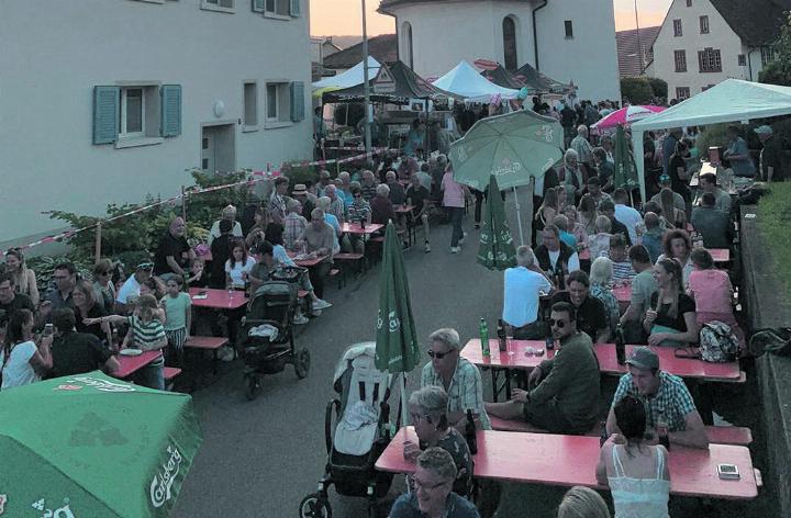 Gemütliches Zusammensein, Kulinarik, Musik und Tanz sorgten für ein schönes Strassenfest. Foto: zVg