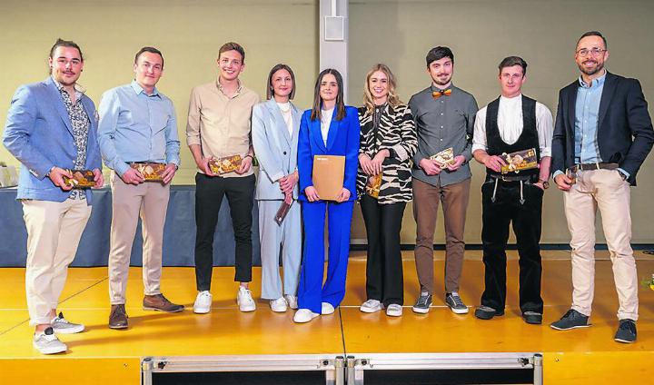 Die ausgezeichneten Kandidatinnen und Kandidaten mit den Bestnoten. Foto: zVg