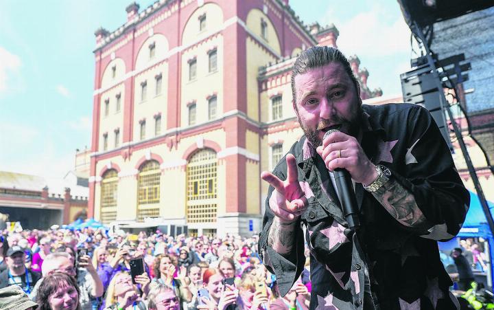 Friedliche Stimmung bei Bier und Musik: Baschi sorgte für gute Unterhaltung. Foto: zVg