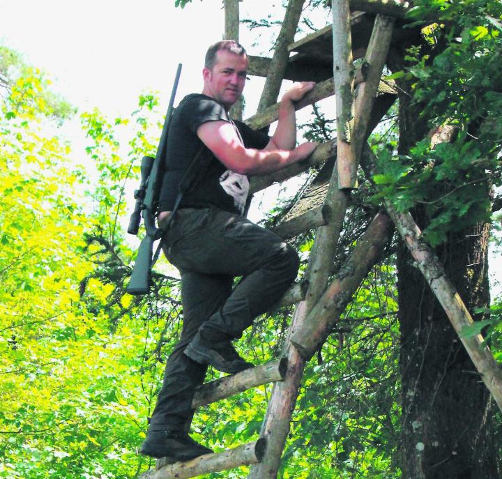 Simon Meier liebt das Draussensein in der Natur verbunden mit der Verantwortung, die er als Jäger trägt. Foto: Karin Pfister