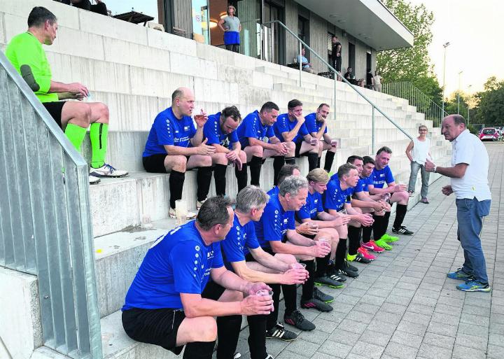 Zur Halbzeit liegt der FC Grossrat Aargau mit 0:1 hinten – Trainer Luigi Ponte spricht aufbauende Worte. Foto: Simone Rufli