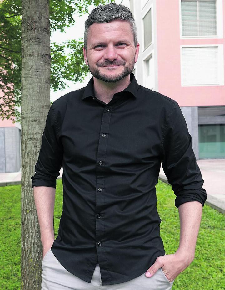 «Ich möchte mich den Leuten zeigen. Wer im Zusammenhang mit der Fasnacht ein Anliegen hat, kann sich bei mir melden», sagt Joël Lässer. Foto: Valentin Zumsteg
