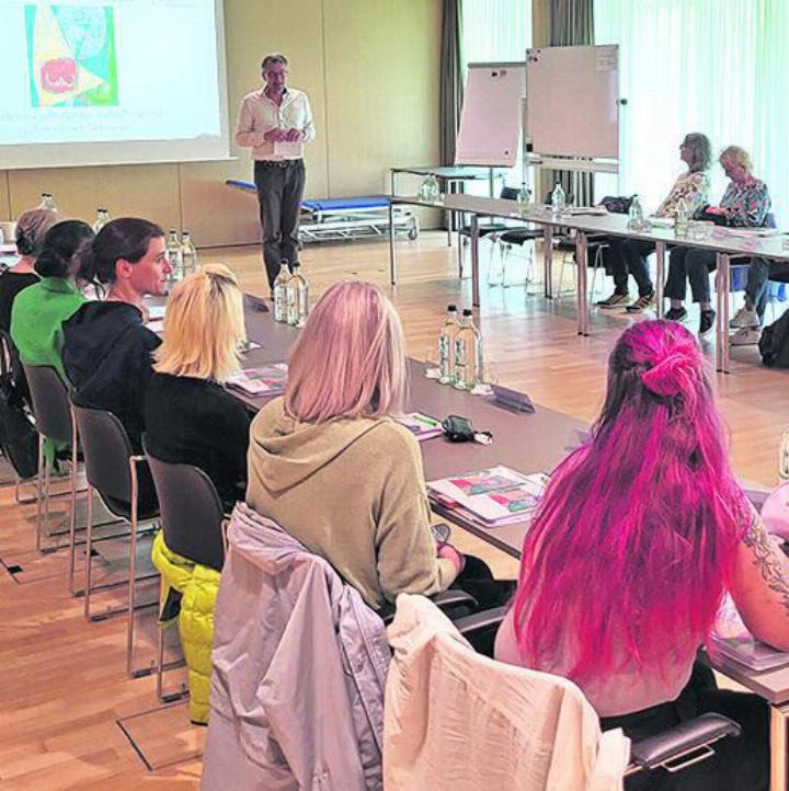 Dr. Ulrich Gerth, stv. Chefarzt und Leiter des Europäischen Zentrums für die Rehabilitation der Sklerodermie, führte in die Thematik ein. Foto: zVg