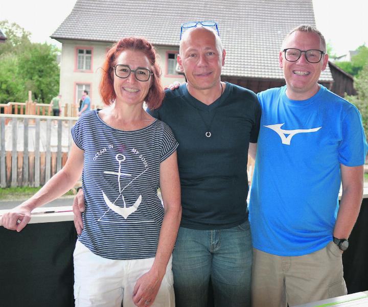 Sie können’s kaum erwarten: Nadja Soder (von links), Martin Willi und Sascha Gut. Hier entsteht das OK-Beizli «Al Capone». Foto: Janine Tschopp