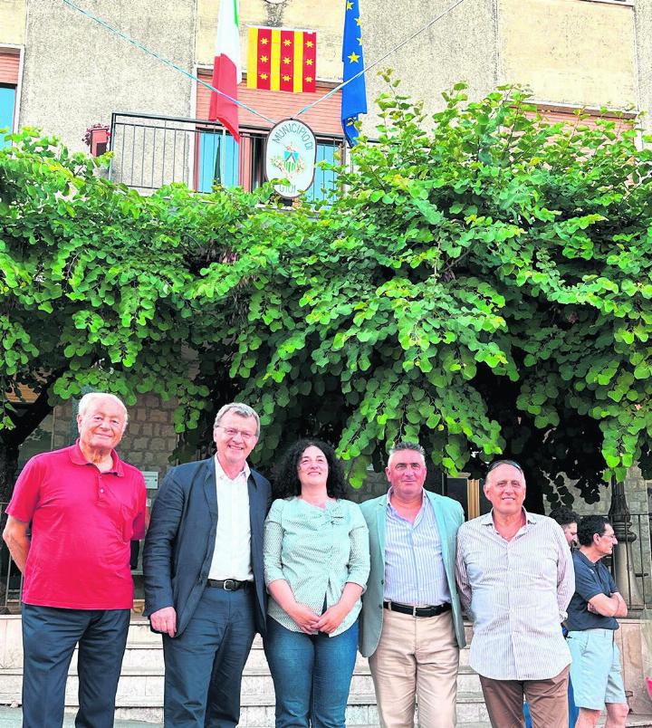 Die Bürgermeisterin von Gioi, Maria Teresa Scarpa und Vertreter des Gemeinderates der umliegenden Gemeinden bereiteten Stadtammann Franco Mazzi (zweiter von links) einen herzlichen Empfang. Foto: Walter Herzog