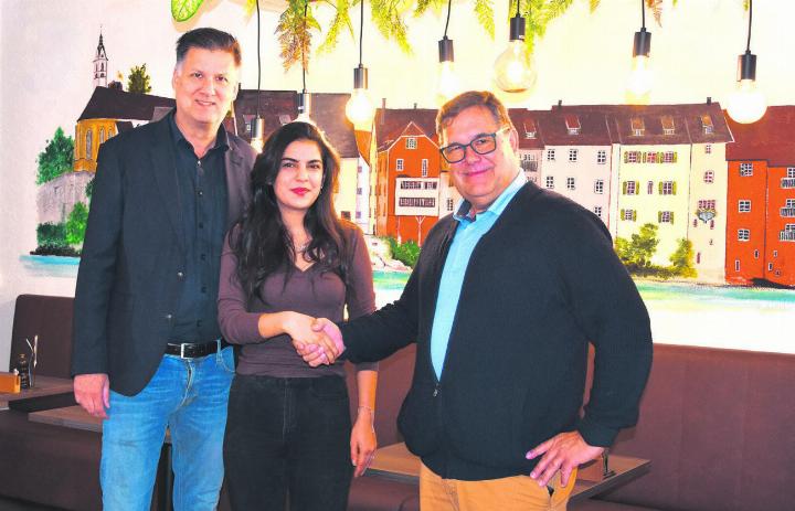 Verwalter Adrian Ackermann (von links), neue Wirtin Nalin Akman und Eigentümer Guido Maier wünschen sich eine gute Zukunft für das Restaurant Probstei. Foto: Susanne Hörth