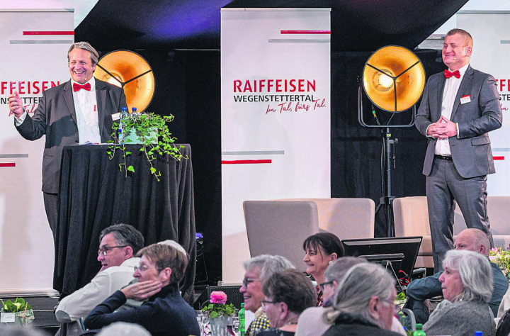 Verwaltungsratspräsident Jascha Schneider-Marfels (links) und Markus Haefliger, Vorsitzender der Bankleitung, an der Generalversammlung der Raiffeisenbank Wegenstettertal in Zuzgen. Foto: Markus Raub