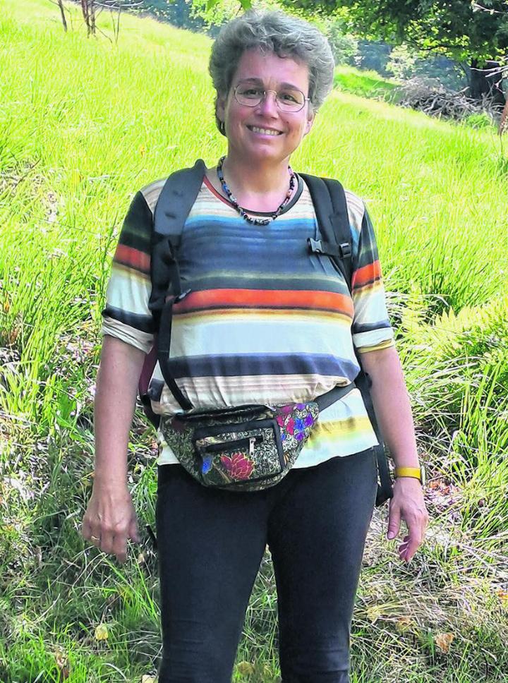 Silvia Guhl Lawson ist gerne in der Natur unterwegs; hier auf einer Wanderung im Centovalli, Tessin. Foto: zVg