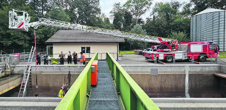 Mit der Autodrehleiter der Feuerwehr Rheinfelden konnte der Verunfallte schliesslich geborgen werden. Foto: zVg