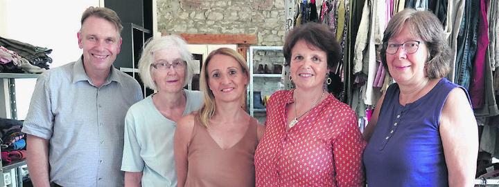 Engagieren sich für die Kleider-Fundgrube: Markus Schröder, Ursula Koch, Valentina Siscaro, Iris Reif und Susanne Merlo. Foto: Valentin Zumsteg