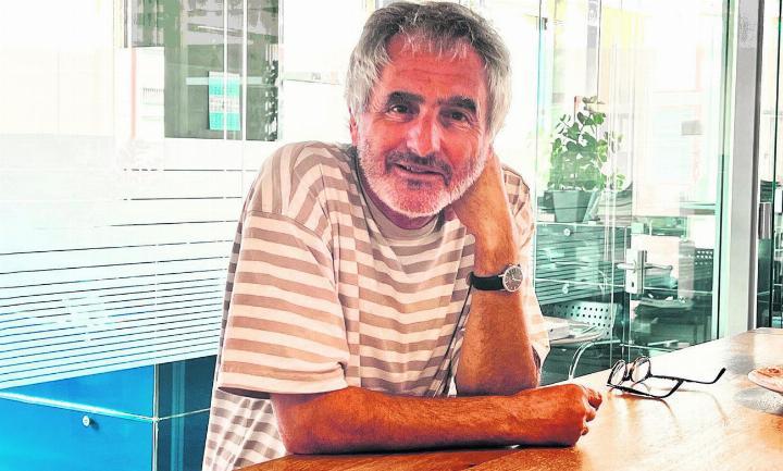 Kaspar Lüscher freut sich, aus seinem Erstlingswerk lesen zu können, gleichzeitig ist er auch aufgeregt. Foto: Susanne Hörth