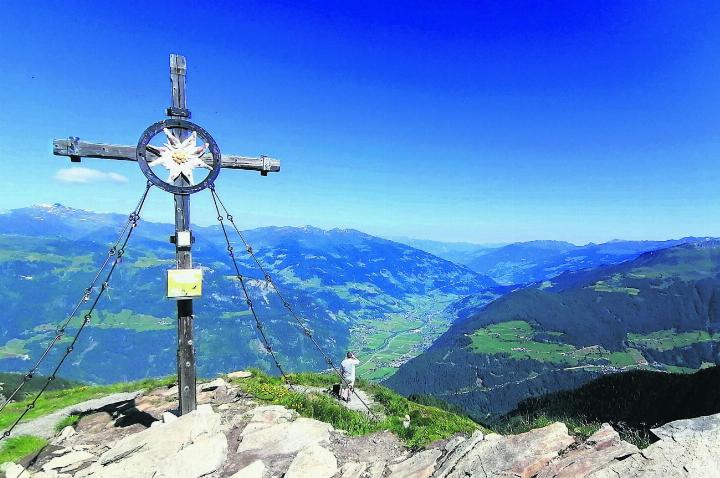 «Nach oben geschafft, aber oben auch geschafft. Gipfelkreuz auf dem Filzenkogel bei Mayrhofen im Zillertal.» Foto: Pietro Giovanelli, Rheinfelden