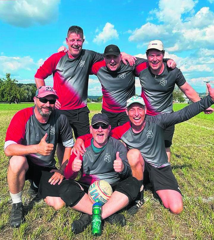 Der Sieg im Faustballturnier der Senioren wurde gebührend gefeiert. Foto: zVg