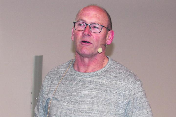 Gemeindeammann Felix Wendelspiess orientiert zu den anstehenden Investitionen für die Feuerwehr. Foto: Hans Zemp