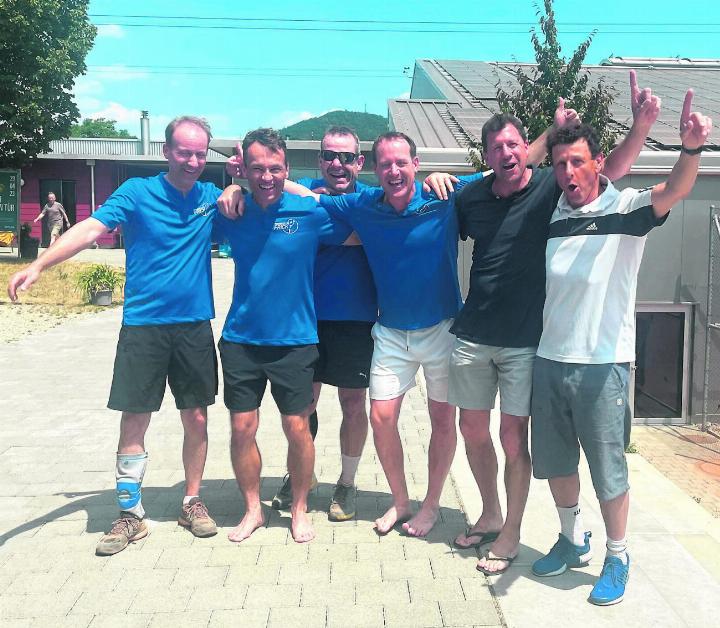 Das Team Herren 45  feiert den Aufstieg in die 1. Liga: Tobias Blaser (von links), Dominik Vögeli, Simon Deiss, Patrick Küng, Daniel John (Captain), Daniel Rusconi. Foto: zVg