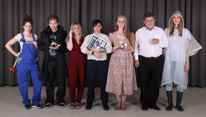 Bald auf den Brettern, die die Welt bedeuten: Alexandra Stocker (von links), Beni Zingg, Fabienne Welti, Nadine Condor, Martina Isenegger, Daniel Zingg und Noëlle Tschanz bilden die Besetzung der aktuellen Produktion. Foto: zVg