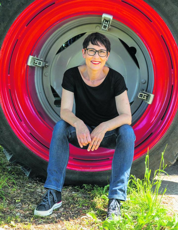 «Auf dem Traktor bin ich in einer anderen Welt», sagt Colette Basler. Foto: zVg