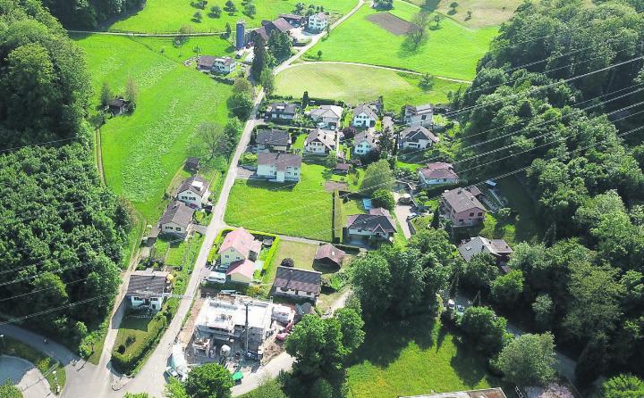 Sorgt für die Kontroverse: die Leimattstrasse. Im gelb markierten Bereich plant eine Immobilienfirma eine Bebauung mit über zwanzig Wohneinheiten. Solange der Ausbau der Strasse blockiert bleibt, ruht das Projekt. Foto: zVg