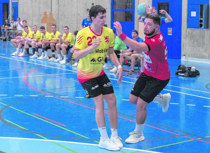 Jeremias Bitter (rechts) im Abschluss bei einem seiner vier Tore aus vier Versuchen. Foto: zVg