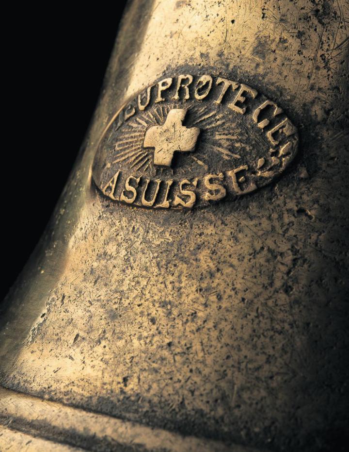 «Dieu protège la Suisse»: Einschrift auf einer Kuhglocke. Foto: Hélène Tobler