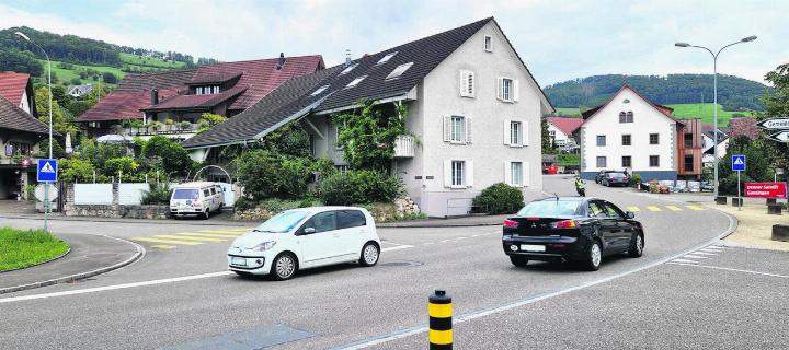 Im Dorfzentrum in Gansingen wird der Bus künftig ebenfalls auf der Strasse halten, dies in einem kurvenreichen Bereich. Foto: Bernadette Zaniolo