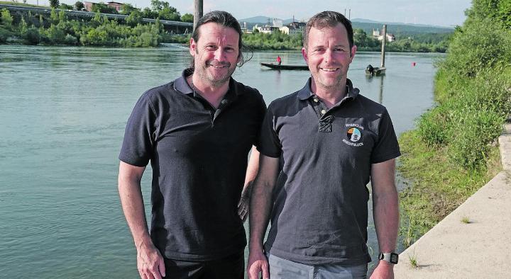 «Alle Vereinsmitglieder sind beim Fischessen eingespannt, anders geht es nicht», erklären Stefan Wartmann (links) und Christian Herzog. Foto: Valentin Zumsteg