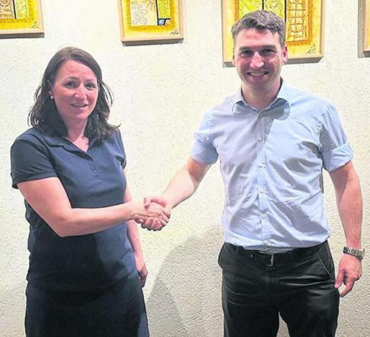 Tanja Primault übergibt das Präsidium an Emanuel Suter. Foto: zVg