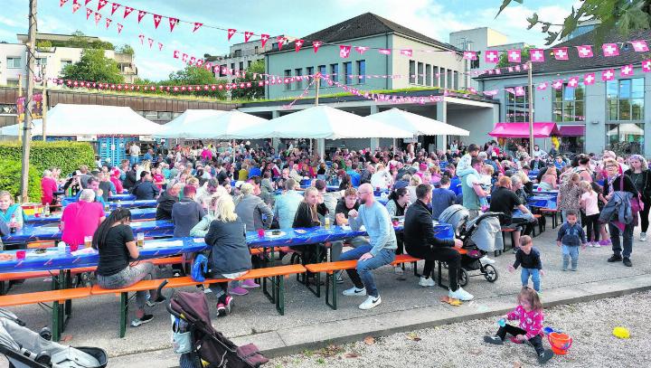 Beliebter 1. August auf belebter Kurbrunnenanlage: Rheinfelden hat gefeiert. Foto: Marcel Hauri