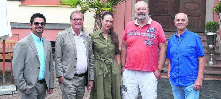 Kulturamtsleiter Dario Rago (links) und Oberbürgermeister Klaus Eberhardt freuen sich gemeinsam mit den Schlosseigentümern und Organisatoren Franziska Tanner und Alexander Schwabe sowie Künstlermanager Siegfried Pabst auf die Pop Acts auf Schloss Beuggen. Foto: zVg