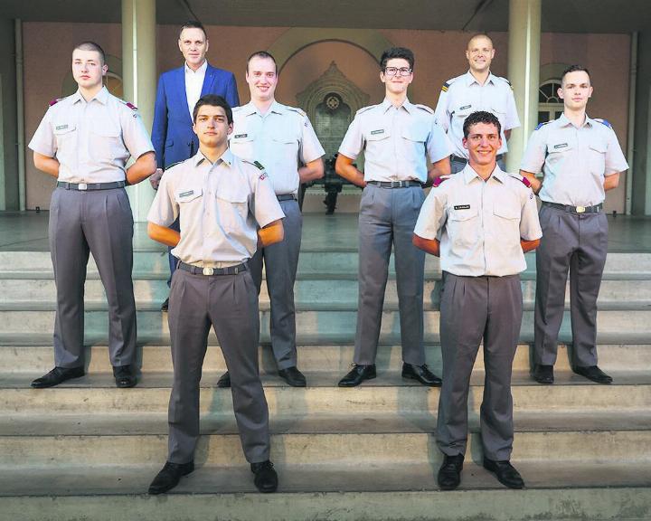 Militärdirektor Jean-Pierre Gallati (hinten links) und Oberstlt Patrick Koller, Kreiskommandant des Kantons Aargau mit den neu brevetierten Offizieren aus der Region Fricktal: Mittlere Reihe (vlnr): Lt Nikolai Marti, Hptm Markus Liebi, Lt Manuel Fischer, Lt Andreas Invernizzi; Vordere Reihe (vlnr): Lt Leon Ferretti, Lt Nick Zwahlen. Foto: zVg