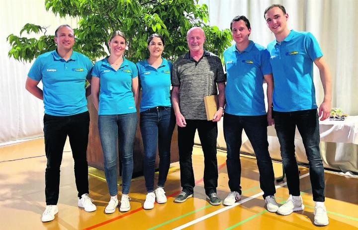 Max Leimgruber (vierter von links) wurde für seinen unermüdlichen Einsatz für den Verein zum Ehrenpräsidenten ernannt. Foto: zVg