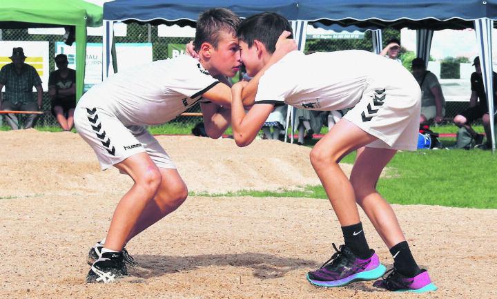 Tim Koller (rechts) und Sven Steiger schenken sich im Schlussgang nichts. Foto: Hans Zemp