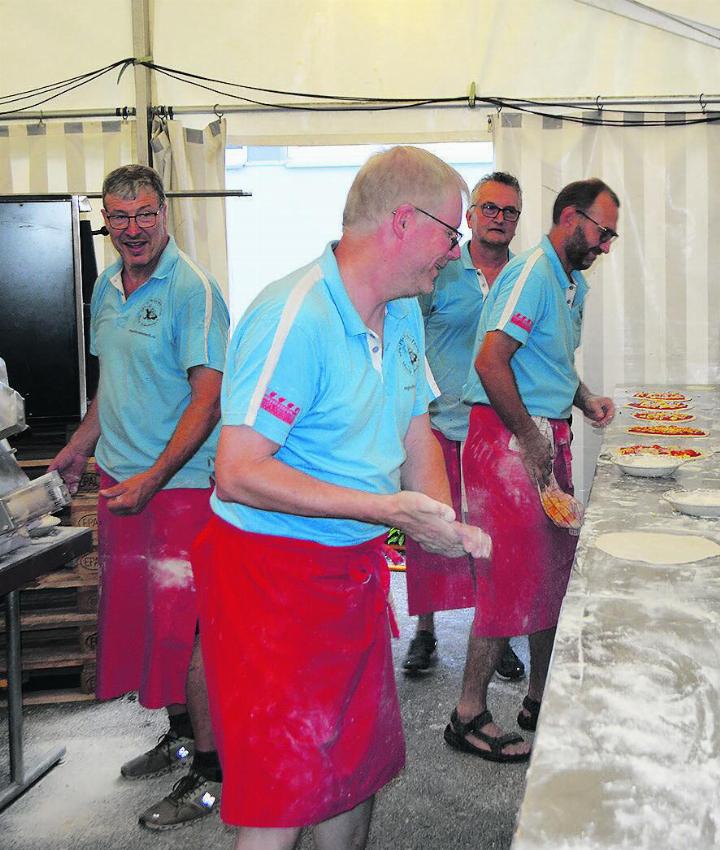 Die Pizzaiolos im Einsatz; links im Bild OK-Präsident Roland Häusler.