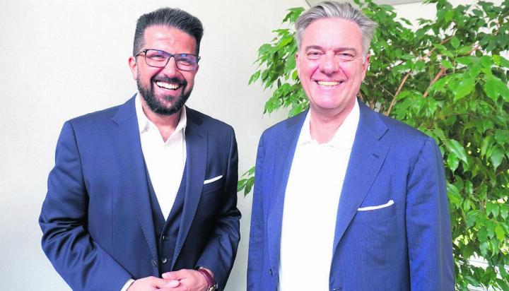 Pouyan Dardashti (links) hat als CEO der Thommen Group die Nachfolge von Tobias Thommen übernommen. Foto: zVg