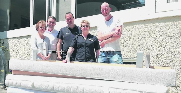 Gemeinsam für Spitäler in der Ukraine: Pia Rothen (von links), Markus Schröder, Patrick Fehrenbach, Walburga Kunz und Raphael Jutz. Foto: Valentin Zumsteg