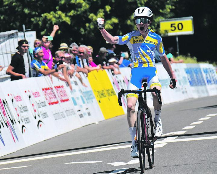 Nicola Zumsteg erreicht mit wenigen Metern Vorsprung als Solosieger das Ziel. Foto: August Widmer