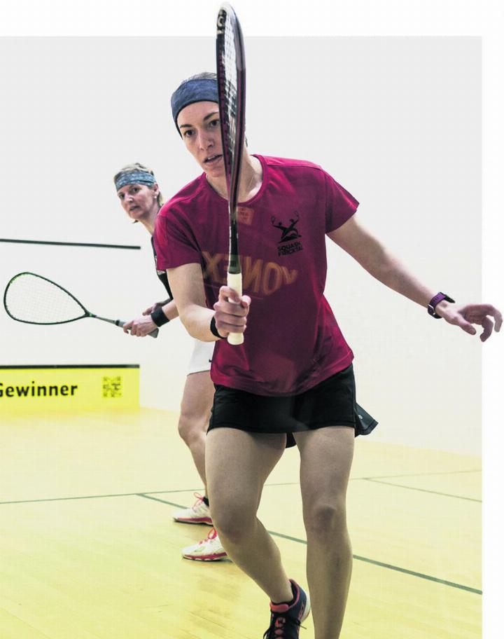 Eine spielt vorerst nicht, eine schon: Jasmin Ballmann (in rot) an den letzten NLA-Playoffs im clubinternen Fricker Duell mit Zorana Krnetic. Foto: Stefan Kleiser Eine spielt vorerst nicht, eine schon: Jasmin Ballmann (in rot) an den letzten NLA-Playoffs im clubinternen Fricker Duell mit Zorana Krnetic. Foto: Stefan Kleiser