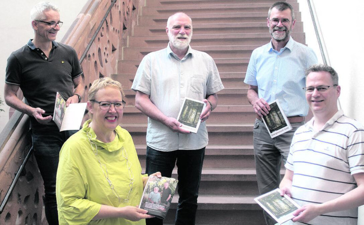 Die Energiekommission freut sich über die neue Broschüre: Reto Rigassi (Präsident, von links), Claudia Rohrer (Stadträtin), Thomas Hotz (Vizepräsident), Beat Bannwart und Matthias Meier. Foto: zVg