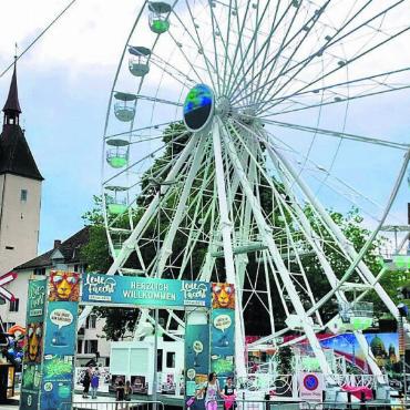 Das Fest der Feste hat begonnen - Das Riesenrad ist einer der Höhepunkte im wortwörtlichen Sinne: Von hier aus hat man einen guten Überblick auf das Leuefäscht. Bild: Marco Huwyler