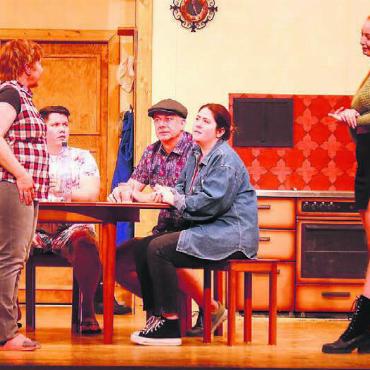 Nah am Finish - Das Bühnenbild steht: Den Feinschliff für das Theaterstück «Diamanten im Stroh» machen die Laienschauspielerinnen und -schauspieler jetzt auf der Bühne. Bild: zg