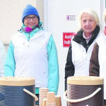 Der Kälte getrotzt - Der Verein «Frischer Wind Oberlunkhofen» suchte den Kontakt mit der Bevölkerung. Bild: zg