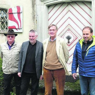 Der Kampf geht weiter - Urs Waltenspül, Sektion Aargau/Luzern Verband Freie Landschaft Schweiz, Heiri Knaus, Präsident Verein Pro Lindenberg, Nicolas Borsinger, Schlossbesitzer, und Dieter Bösch, Verein Pro Lindenberg (von links), wollen bis vor das Bundesgericht ziehen. Bild: Susanne Schild