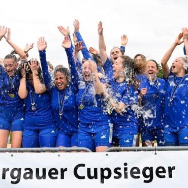 Fussball: FC Wohlen mit drei Cupsiegen - Bejubeln ihren ersten Sieg im Aargauer Cup: Die Frauen des FC Wohlen. Bild: Alexander Wagner.