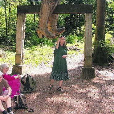 Parasiten, Schmarotzer und Räuber - Sylvia Spiess lässt mit ihren Erzählungen die Anwesenden in unbekannte Welten eintauchen. Dabei gibt der Wald noch zusätzliche Mystik dazu. Bilder: Vincenz Brunner