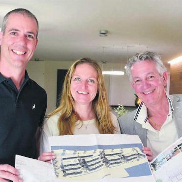 Geländeriegel wird geschlossen - Sie haben sehr viel Zeit und Gedanken in die zehn Terrassenhäuser investiert: (v. l.) Stefan und Fabienne Zürcher (Zürcher Immobilien Plus AG) und Alexander Müller (Atelier3Architektur GmbH). Bilder: Roger Wetli / zg